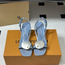 26ss夏季新款 LOUIS VUITTON 路易威登 Lv TREASURE凉鞋新颖字母金属扣小猫跟凉 26ss夏季新款 LOUIS VUITTON 路易威登 Lv TREASURE凉鞋新颖字母金属扣小猫跟凉