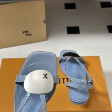 26ss夏季新款 LOUIS VUITTON 路易威登 Lv TREASURE凉鞋新颖字母金属扣小猫跟凉 26ss夏季新款 LOUIS VUITTON 路易威登 Lv TREASURE凉鞋新颖字母金属扣小猫跟凉
