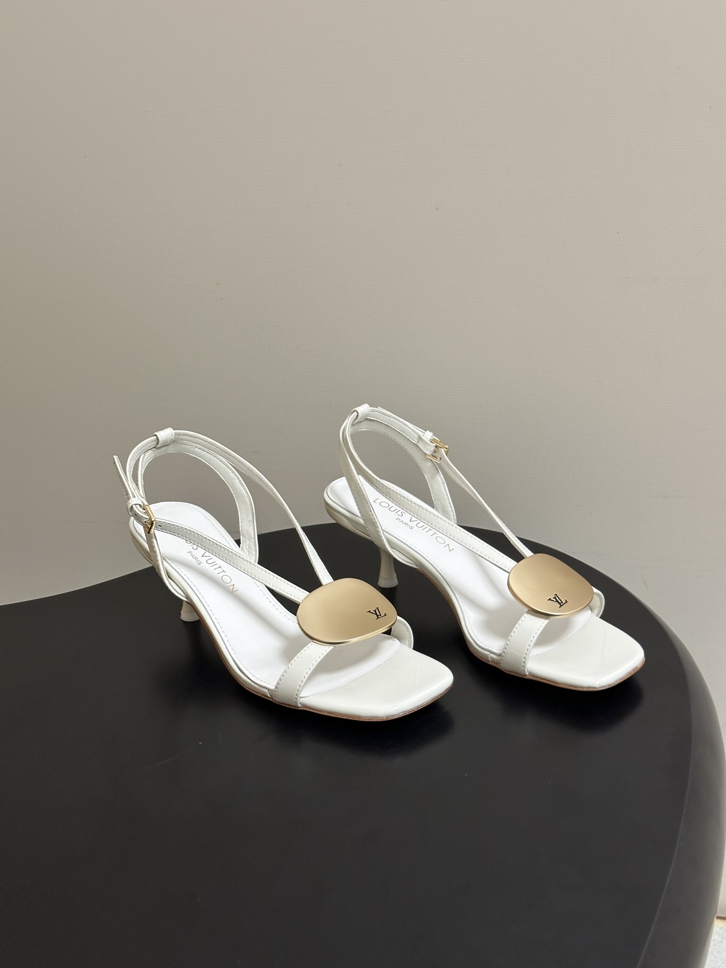 NO:875537,- 26ss new summer style LOUIS VUITTON Louis Vuitton Lv TREASURE sandals novel letter metal buckle kitten heel sandals This LV Treasure sandal is made of lacquered cow leather with slender shoelaces, combined with a curved mid-high heel that echoes the contour. The rounded metal decoration is like a pebble smoothed by the sea water, and the LV letter inscription is marked on it. The upper is cow patent leather, the lining is sheepskin, and the sole is Italian genuine leather.  Heel height 5.5cm, size 35-39 (40.41 customized, non-refundable), split-toe shoes, louis vuitton, louis vuitton, louis vuitton, sandals, cowhide, sheepskin, Leather soles19860909- 26ss夏季新款 LOUIS VUITTON 路易威登 Lv TREASURE凉鞋新颖字母金属扣小猫跟凉鞋 本款LV Treasure凉鞋以漆光牛皮革裁出纤细鞋带,结合与之轮廓呼应的弧形中高跟.圆润金属装饰仿若被海水抚平棱角的鹅卵石, LV字母铭文标注其上. 鞋面牛漆皮 内里垫脚羊皮 鞋底意大利真皮大底 跟高5.5cm 码数35-39（40.41定做不退换）,分趾鞋,louis vuitton,louis vuitton,louis vuitton,sandals,cowhide,sheepskin,Leather soles,Women's Shoes
