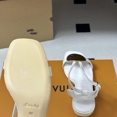 26ss夏季新款 LOUIS VUITTON 路易威登 Lv TREASURE凉鞋新颖字母金属扣小猫跟凉 26ss夏季新款 LOUIS VUITTON 路易威登 Lv TREASURE凉鞋新颖字母金属扣小猫跟凉
