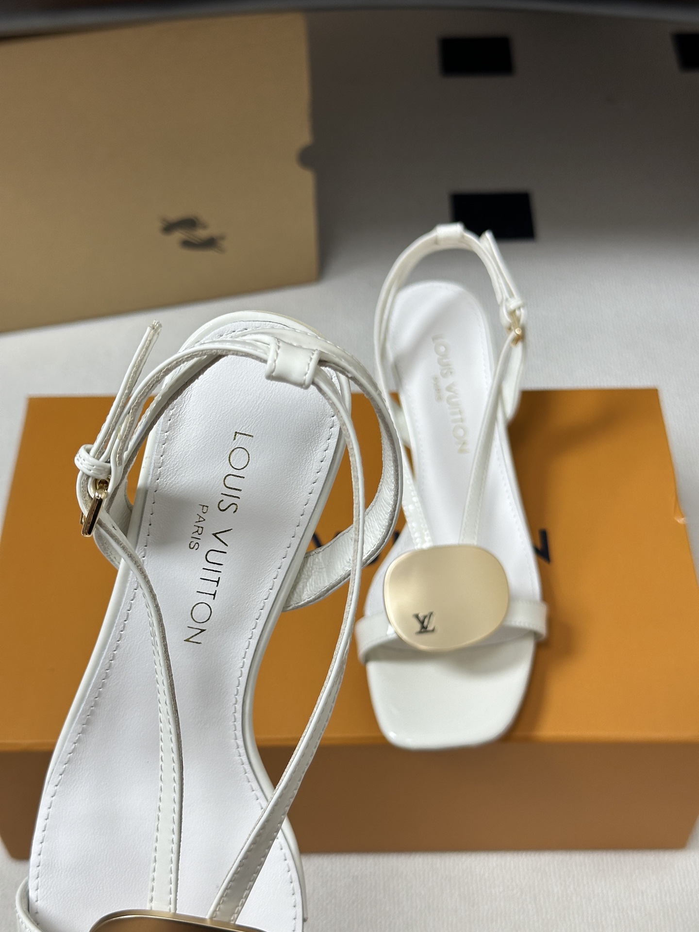 26ss夏季新款 LOUIS VUITTON 路易威登 Lv TREASURE凉鞋新颖字母金属扣小猫跟凉 26ss夏季新款 LOUIS VUITTON 路易威登 Lv TREASURE凉鞋新颖字母金属扣小猫跟凉