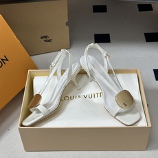 26ss夏季新款 LOUIS VUITTON 路易威登 Lv TREASURE凉鞋新颖字母金属扣小猫跟凉 26ss夏季新款 LOUIS VUITTON 路易威登 Lv TREASURE凉鞋新颖字母金属扣小猫跟凉