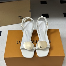 26ss夏季新款 LOUIS VUITTON 路易威登 Lv TREASURE凉鞋新颖字母金属扣小猫跟凉 26ss夏季新款 LOUIS VUITTON 路易威登 Lv TREASURE凉鞋新颖字母金属扣小猫跟凉