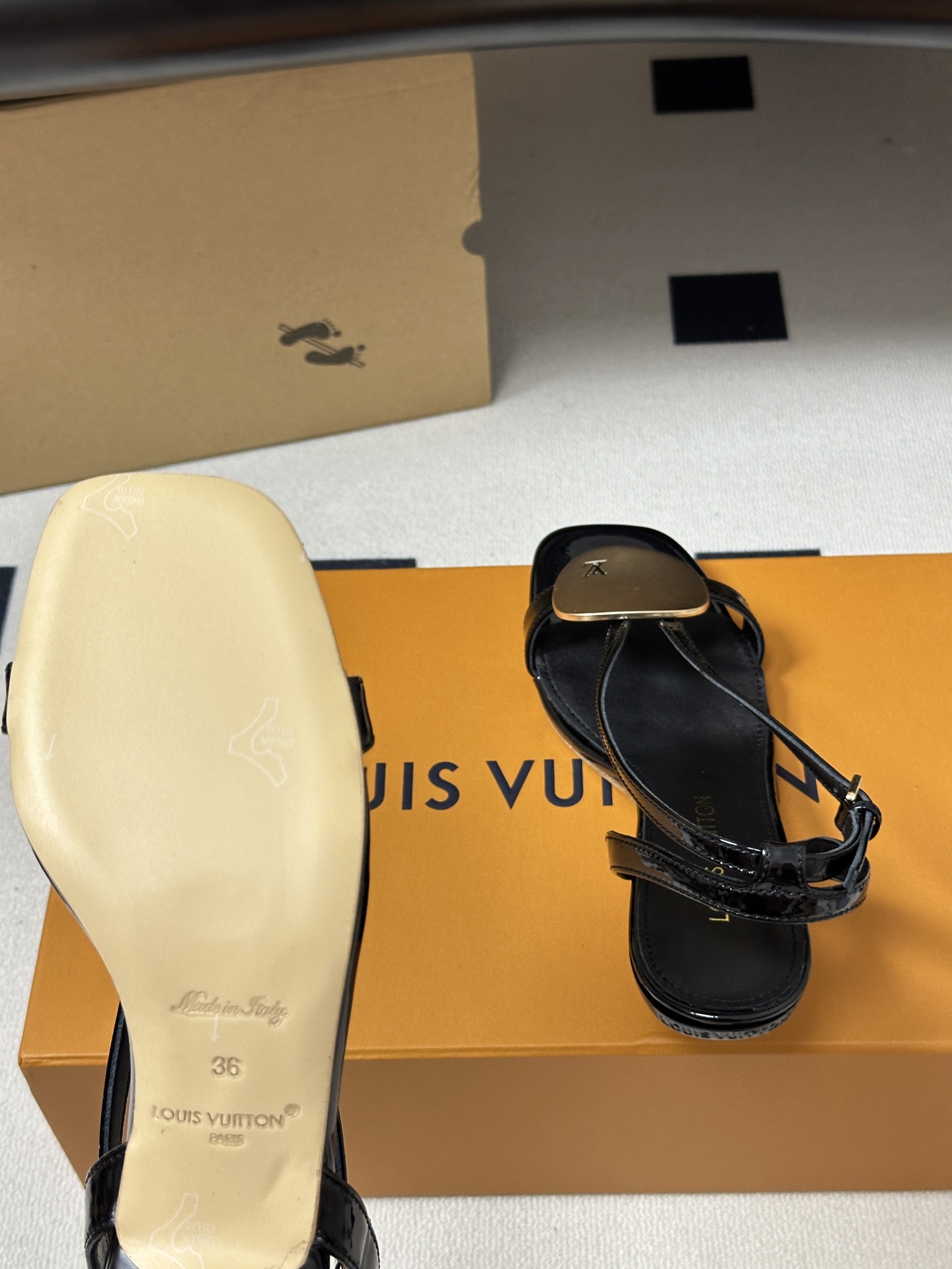 26ss夏季新款 LOUIS VUITTON 路易威登 Lv TREASURE凉鞋新颖字母金属扣小猫跟凉 26ss夏季新款 LOUIS VUITTON 路易威登 Lv TREASURE凉鞋新颖字母金属扣小猫跟凉