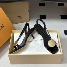 26ss夏季新款 LOUIS VUITTON 路易威登 Lv TREASURE凉鞋新颖字母金属扣小猫跟凉 26ss夏季新款 LOUIS VUITTON 路易威登 Lv TREASURE凉鞋新颖字母金属扣小猫跟凉
