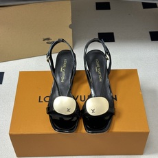 26ss夏季新款 LOUIS VUITTON 路易威登 Lv TREASURE凉鞋新颖字母金属扣小猫跟凉 26ss夏季新款 LOUIS VUITTON 路易威登 Lv TREASURE凉鞋新颖字母金属扣小猫跟凉
