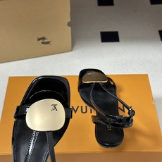 26ss夏季新款 LOUIS VUITTON 路易威登 Lv TREASURE凉鞋新颖字母金属扣小猫跟凉 26ss夏季新款 LOUIS VUITTON 路易威登 Lv TREASURE凉鞋新颖字母金属扣小猫跟凉