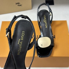 26ss夏季新款 LOUIS VUITTON 路易威登 Lv TREASURE凉鞋新颖字母金属扣小猫跟凉 26ss夏季新款 LOUIS VUITTON 路易威登 Lv TREASURE凉鞋新颖字母金属扣小猫跟凉
