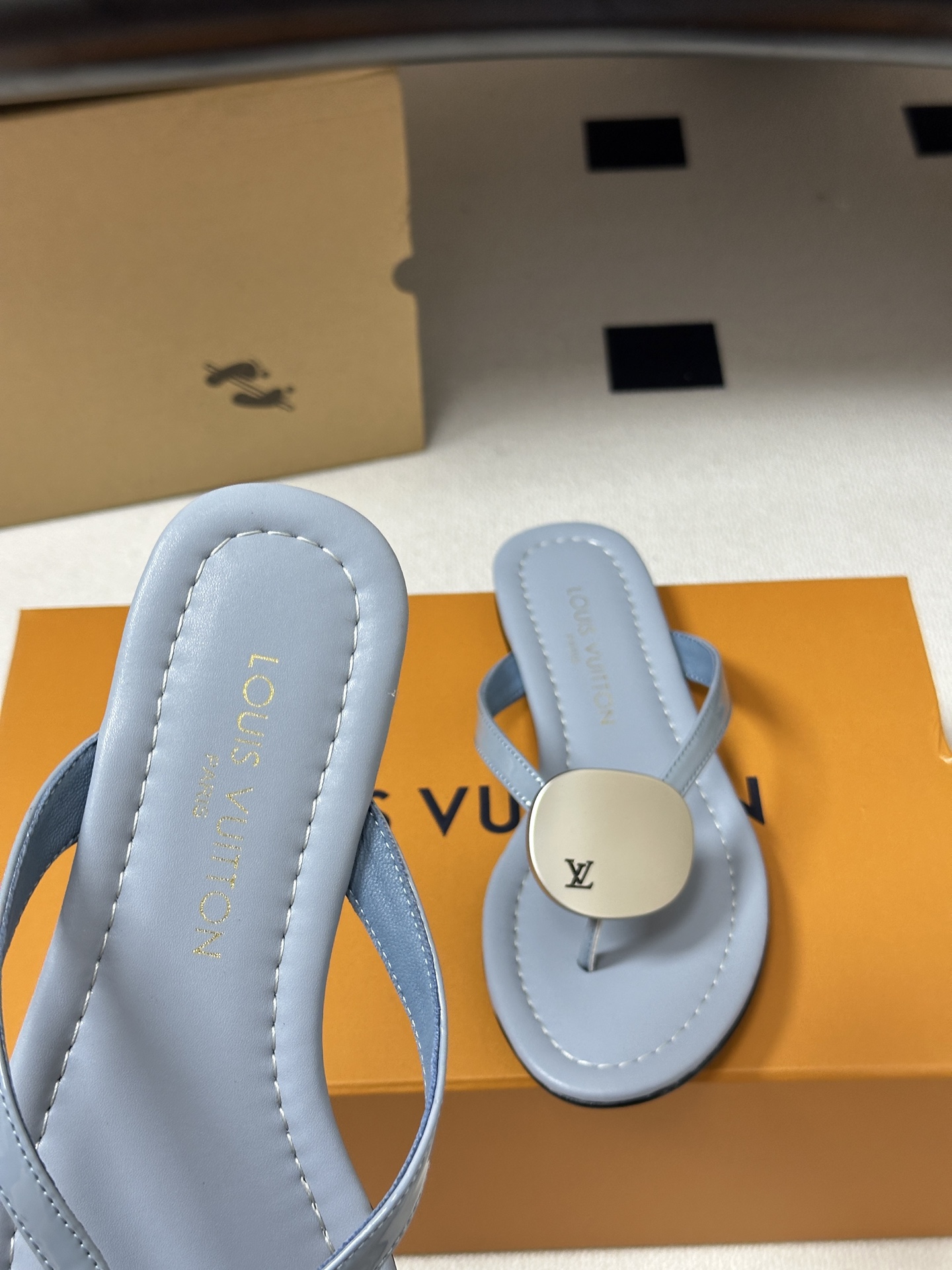 26ss夏季新款 LOUIS VUITTON 路易威登 Lv TREASURE凉拖鞋新颖字母金属扣平底人 26ss夏季新款 LOUIS VUITTON 路易威登 Lv TREASURE凉拖鞋新颖字母金属扣平底人