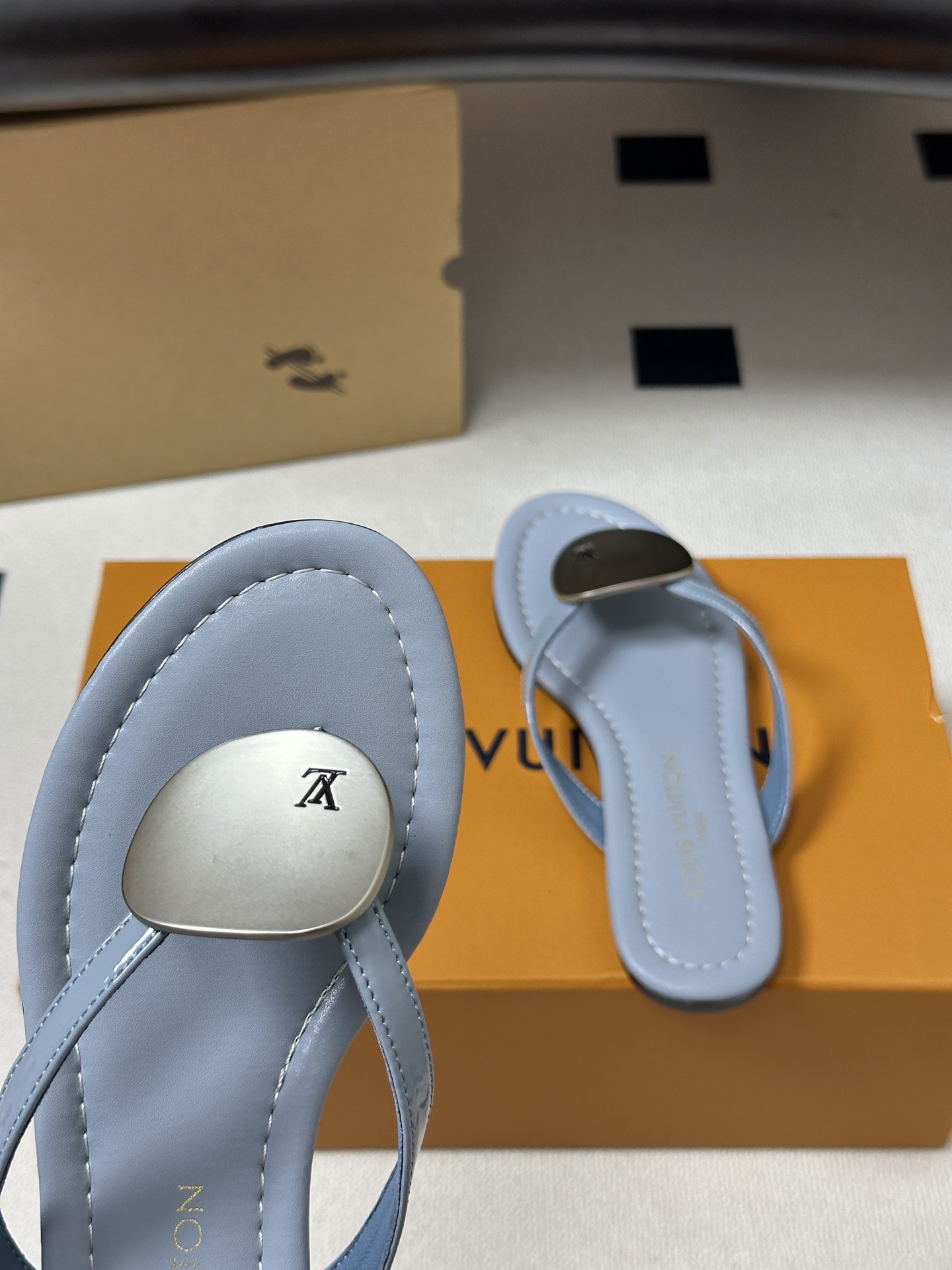 26ss夏季新款 LOUIS VUITTON 路易威登 Lv TREASURE凉拖鞋新颖字母金属扣平底人 26ss夏季新款 LOUIS VUITTON 路易威登 Lv TREASURE凉拖鞋新颖字母金属扣平底人