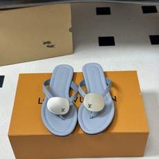 26ss夏季新款 LOUIS VUITTON 路易威登 Lv TREASURE凉拖鞋新颖字母金属扣平底人 26ss夏季新款 LOUIS VUITTON 路易威登 Lv TREASURE凉拖鞋新颖字母金属扣平底人
