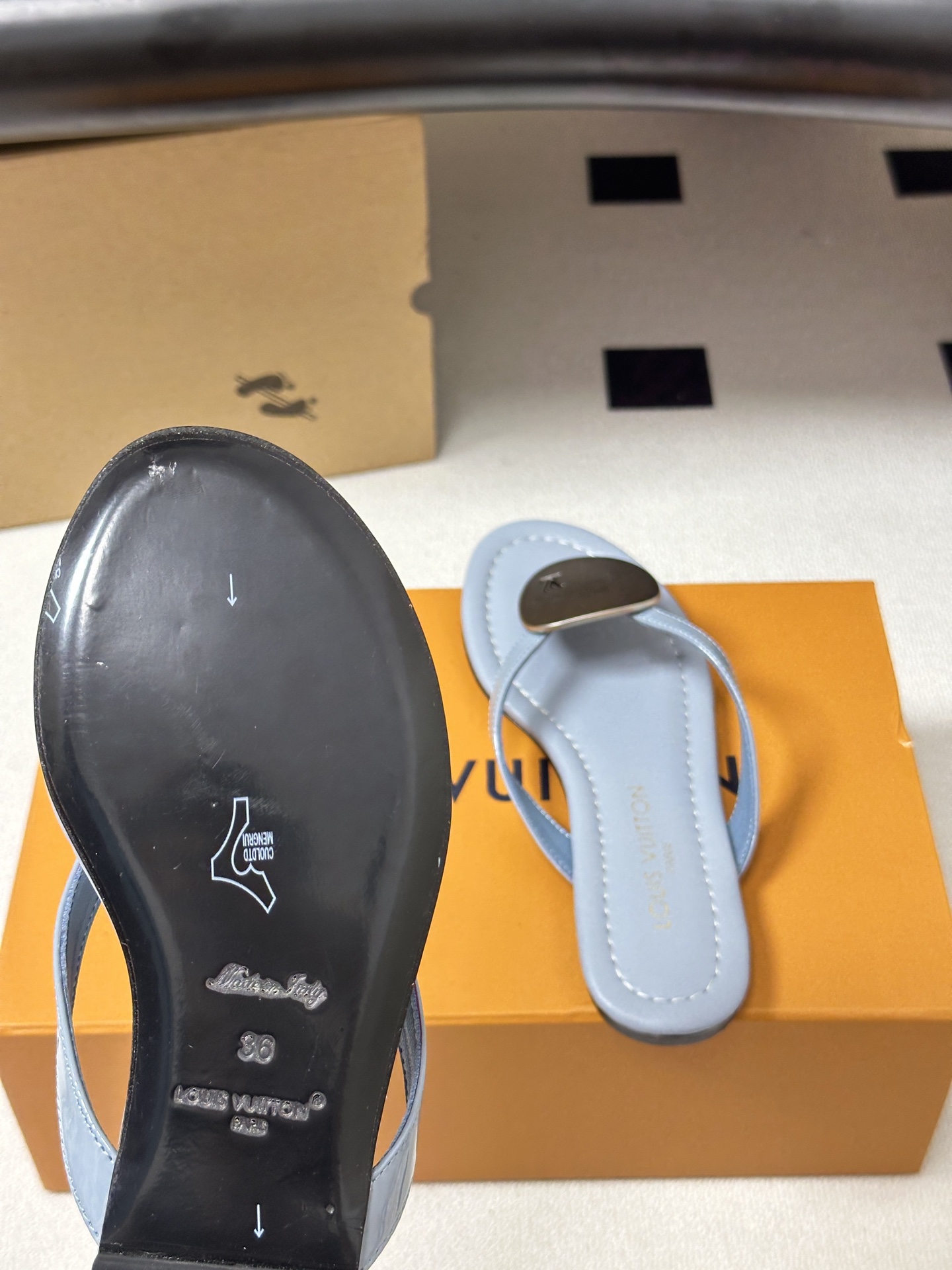 26ss夏季新款 LOUIS VUITTON 路易威登 Lv TREASURE凉拖鞋新颖字母金属扣平底人 26ss夏季新款 LOUIS VUITTON 路易威登 Lv TREASURE凉拖鞋新颖字母金属扣平底人