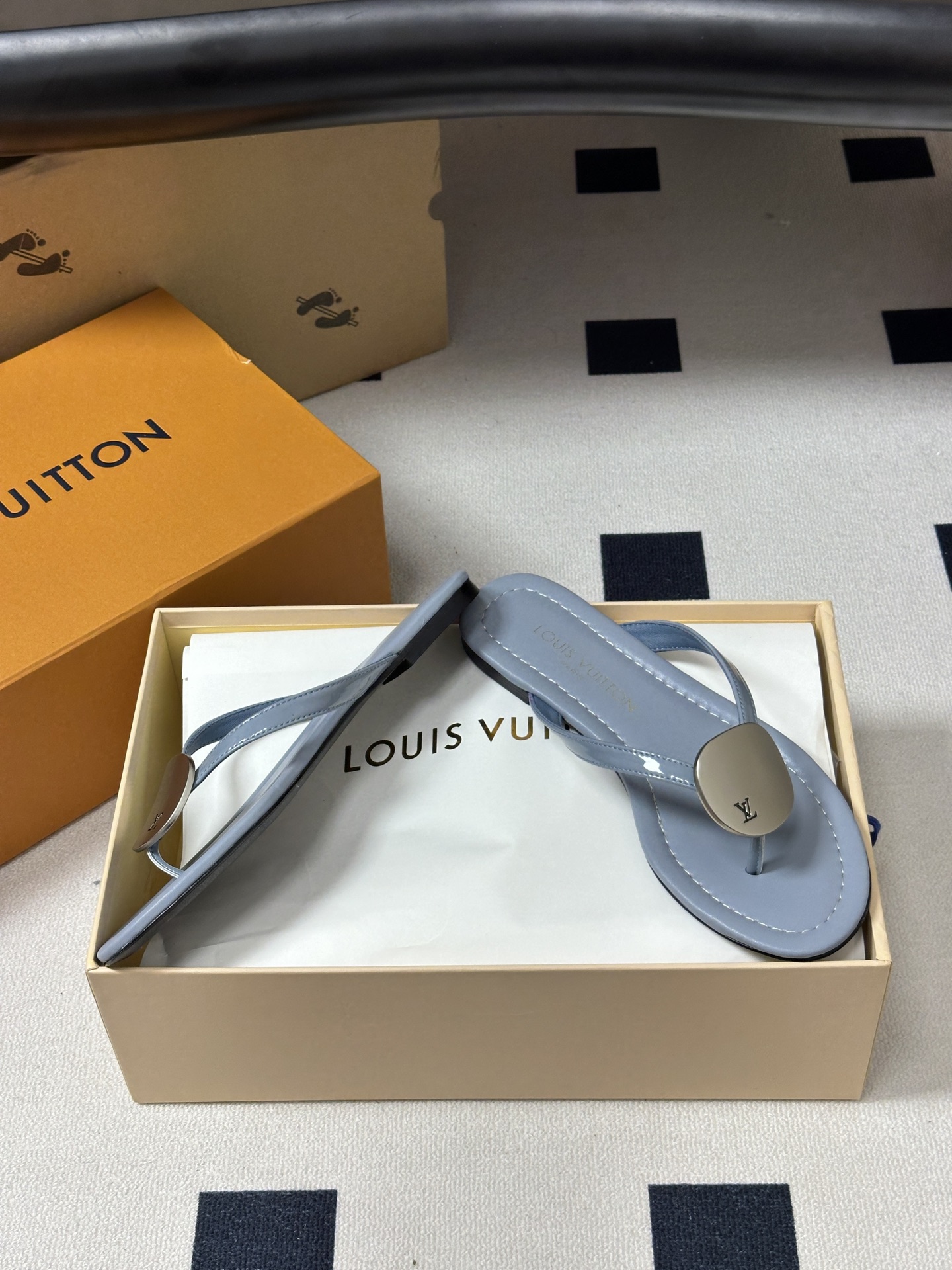 26ss夏季新款 LOUIS VUITTON 路易威登 Lv TREASURE凉拖鞋新颖字母金属扣平底人 26ss夏季新款 LOUIS VUITTON 路易威登 Lv TREASURE凉拖鞋新颖字母金属扣平底人