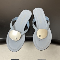 26ss夏季新款 LOUIS VUITTON 路易威登 Lv TREASURE凉拖鞋新颖字母金属扣平底人 26ss夏季新款 LOUIS VUITTON 路易威登 Lv TREASURE凉拖鞋新颖字母金属扣平底人