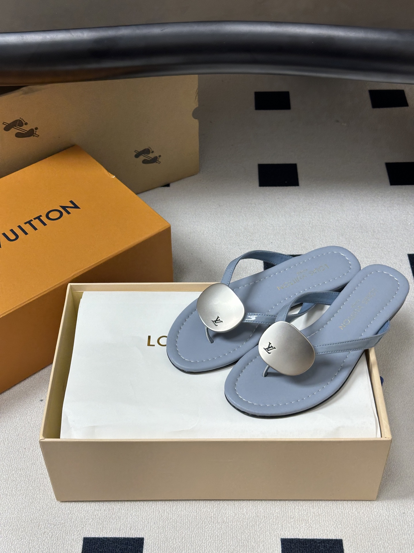 26ss夏季新款 LOUIS VUITTON 路易威登 Lv TREASURE凉拖鞋新颖字母金属扣平底人 26ss夏季新款 LOUIS VUITTON 路易威登 Lv TREASURE凉拖鞋新颖字母金属扣平底人