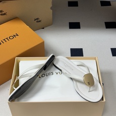 26ss夏季新款 LOUIS VUITTON 路易威登 Lv TREASURE凉拖鞋新颖字母金属扣平底人 26ss夏季新款 LOUIS VUITTON 路易威登 Lv TREASURE凉拖鞋新颖字母金属扣平底人