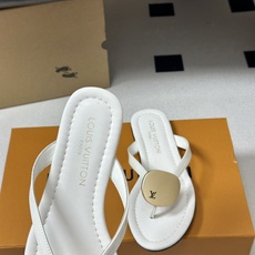 26ss夏季新款 LOUIS VUITTON 路易威登 Lv TREASURE凉拖鞋新颖字母金属扣平底人 26ss夏季新款 LOUIS VUITTON 路易威登 Lv TREASURE凉拖鞋新颖字母金属扣平底人