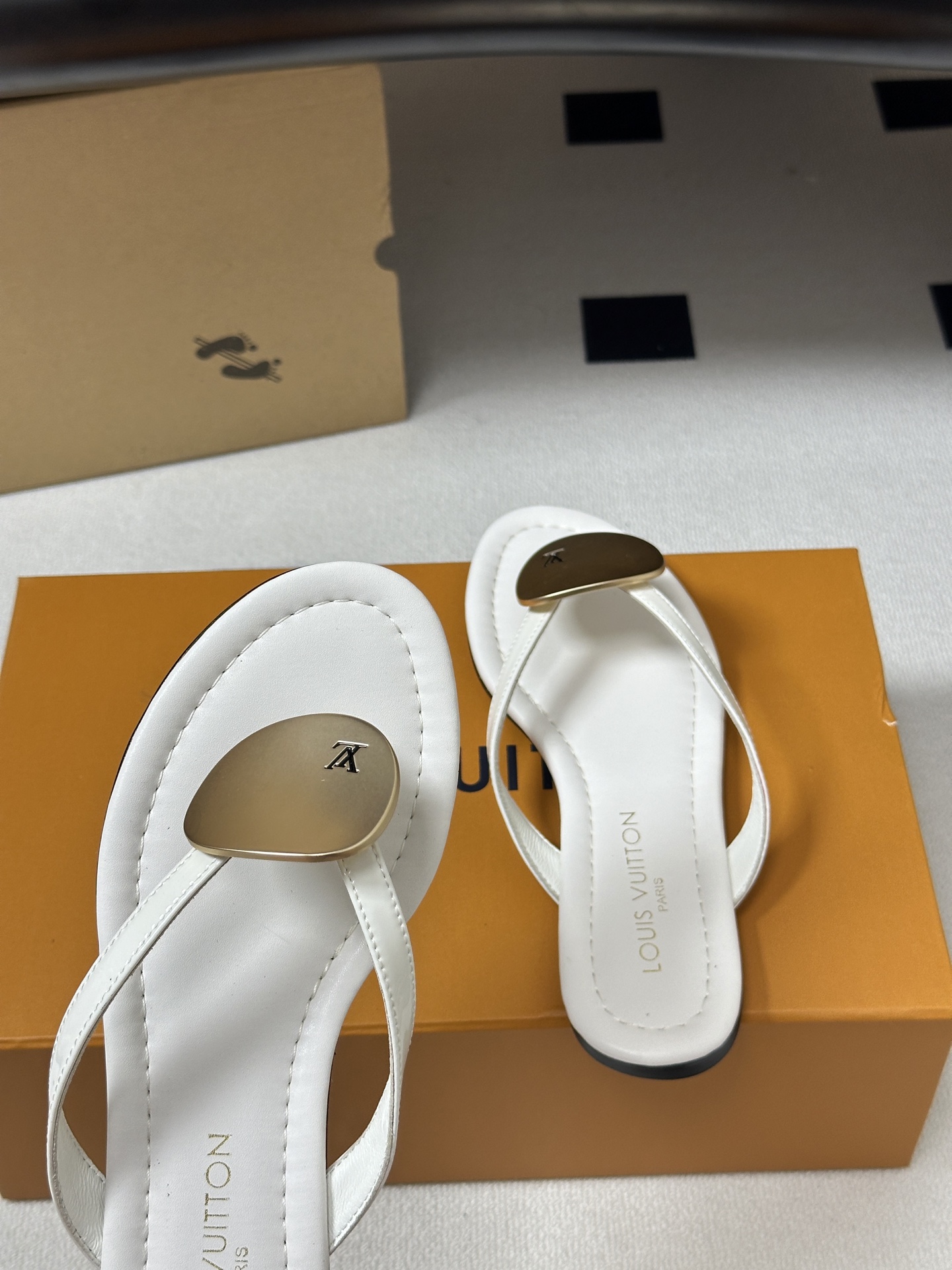 26ss夏季新款 LOUIS VUITTON 路易威登 Lv TREASURE凉拖鞋新颖字母金属扣平底人 26ss夏季新款 LOUIS VUITTON 路易威登 Lv TREASURE凉拖鞋新颖字母金属扣平底人