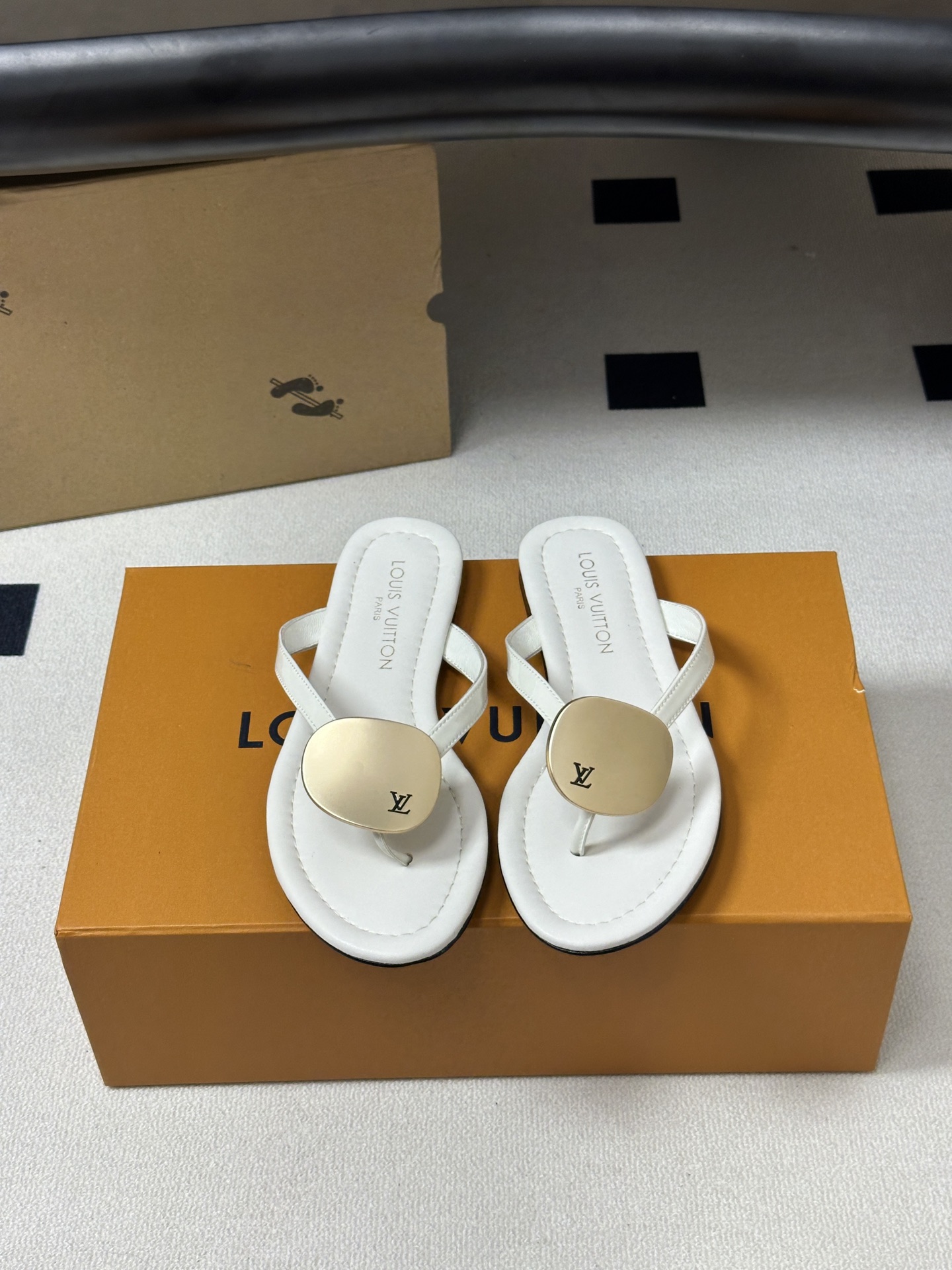 26ss夏季新款 LOUIS VUITTON 路易威登 Lv TREASURE凉拖鞋新颖字母金属扣平底人 26ss夏季新款 LOUIS VUITTON 路易威登 Lv TREASURE凉拖鞋新颖字母金属扣平底人