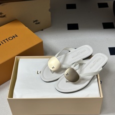 26ss夏季新款 LOUIS VUITTON 路易威登 Lv TREASURE凉拖鞋新颖字母金属扣平底人 26ss夏季新款 LOUIS VUITTON 路易威登 Lv TREASURE凉拖鞋新颖字母金属扣平底人