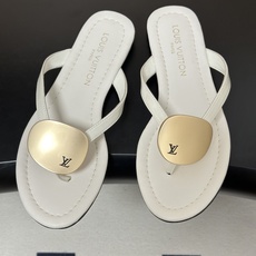 26ss夏季新款 LOUIS VUITTON 路易威登 Lv TREASURE凉拖鞋新颖字母金属扣平底人 26ss夏季新款 LOUIS VUITTON 路易威登 Lv TREASURE凉拖鞋新颖字母金属扣平底人