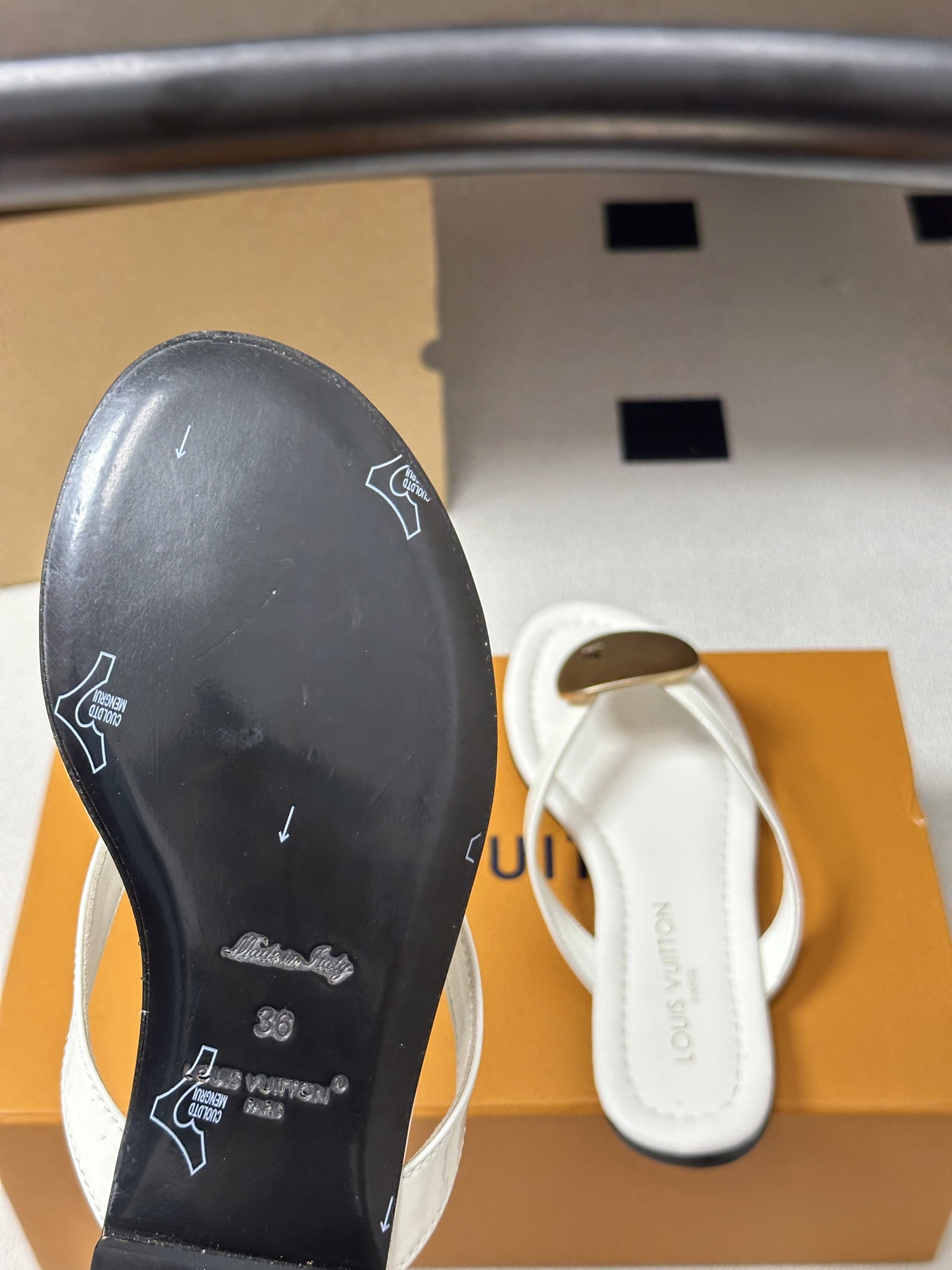 26ss夏季新款 LOUIS VUITTON 路易威登 Lv TREASURE凉拖鞋新颖字母金属扣平底人 26ss夏季新款 LOUIS VUITTON 路易威登 Lv TREASURE凉拖鞋新颖字母金属扣平底人