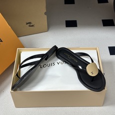 26ss夏季新款 LOUIS VUITTON 路易威登 Lv TREASURE凉拖鞋新颖字母金属扣平底人 26ss夏季新款 LOUIS VUITTON 路易威登 Lv TREASURE凉拖鞋新颖字母金属扣平底人
