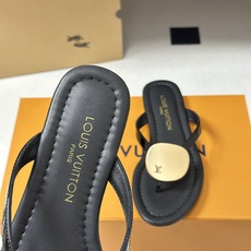 26ss夏季新款 LOUIS VUITTON 路易威登 Lv TREASURE凉拖鞋新颖字母金属扣平底人 26ss夏季新款 LOUIS VUITTON 路易威登 Lv TREASURE凉拖鞋新颖字母金属扣平底人