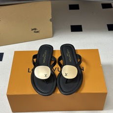 26ss夏季新款 LOUIS VUITTON 路易威登 Lv TREASURE凉拖鞋新颖字母金属扣平底人 26ss夏季新款 LOUIS VUITTON 路易威登 Lv TREASURE凉拖鞋新颖字母金属扣平底人