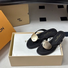 26ss夏季新款 LOUIS VUITTON 路易威登 Lv TREASURE凉拖鞋新颖字母金属扣平底人 26ss夏季新款 LOUIS VUITTON 路易威登 Lv TREASURE凉拖鞋新颖字母金属扣平底人