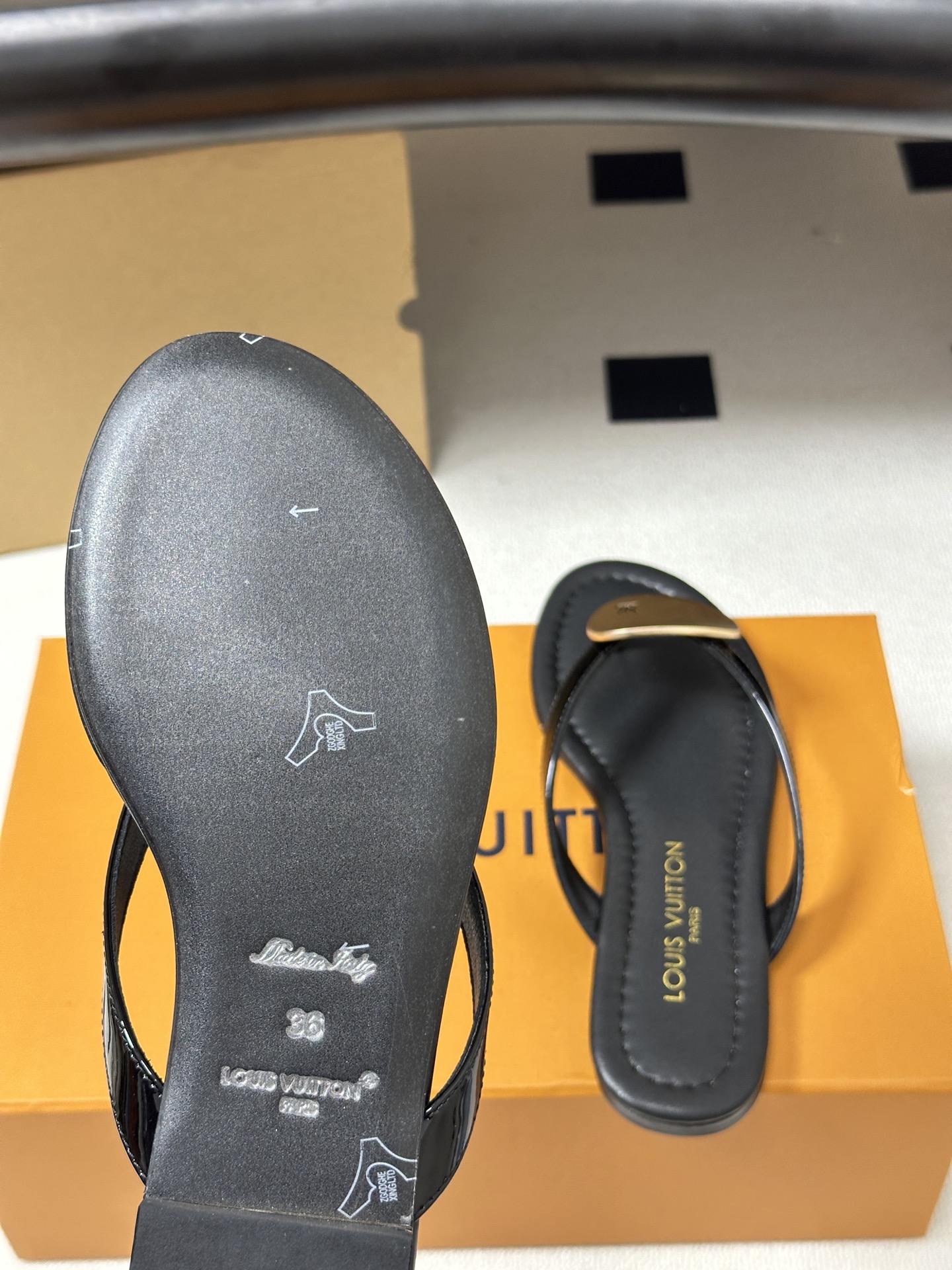 26ss夏季新款 LOUIS VUITTON 路易威登 Lv TREASURE凉拖鞋新颖字母金属扣平底人 26ss夏季新款 LOUIS VUITTON 路易威登 Lv TREASURE凉拖鞋新颖字母金属扣平底人