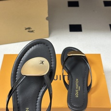 26ss夏季新款 LOUIS VUITTON 路易威登 Lv TREASURE凉拖鞋新颖字母金属扣平底人 26ss夏季新款 LOUIS VUITTON 路易威登 Lv TREASURE凉拖鞋新颖字母金属扣平底人