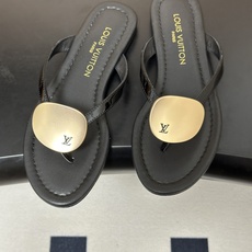 26ss夏季新款 LOUIS VUITTON 路易威登 Lv TREASURE凉拖鞋新颖字母金属扣平底人 26ss夏季新款 LOUIS VUITTON 路易威登 Lv TREASURE凉拖鞋新颖字母金属扣平底人