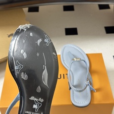 26ss夏季新配色 LOUIS VUITTON 路易威登 LV VIBE 夹趾人字拖鞋五金圆扣夹脚凉鞋本 26ss夏季新配色 LOUIS VUITTON 路易威登 LV VIBE 夹趾人字拖鞋五金圆扣夹脚凉鞋本