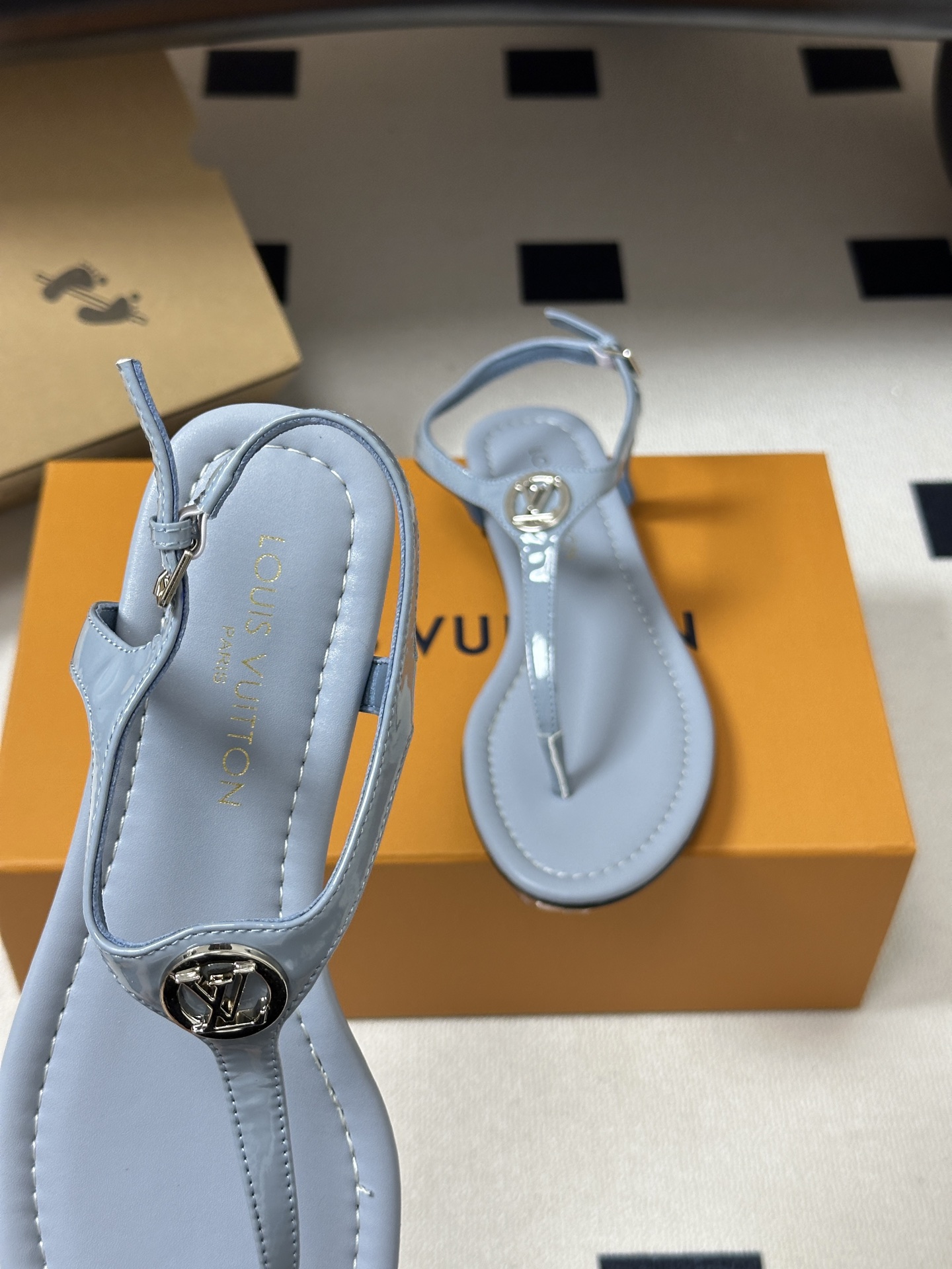 26ss夏季新配色 LOUIS VUITTON 路易威登 LV VIBE 夹趾人字拖鞋五金圆扣夹脚凉鞋本 26ss夏季新配色 LOUIS VUITTON 路易威登 LV VIBE 夹趾人字拖鞋五金圆扣夹脚凉鞋本