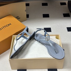 26ss夏季新配色 LOUIS VUITTON 路易威登 LV VIBE 夹趾人字拖鞋五金圆扣夹脚凉鞋本 26ss夏季新配色 LOUIS VUITTON 路易威登 LV VIBE 夹趾人字拖鞋五金圆扣夹脚凉鞋本