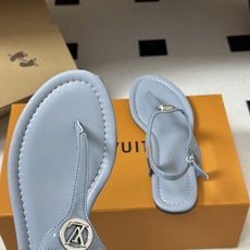 26ss夏季新配色 LOUIS VUITTON 路易威登 LV VIBE 夹趾人字拖鞋五金圆扣夹脚凉鞋本 26ss夏季新配色 LOUIS VUITTON 路易威登 LV VIBE 夹趾人字拖鞋五金圆扣夹脚凉鞋本