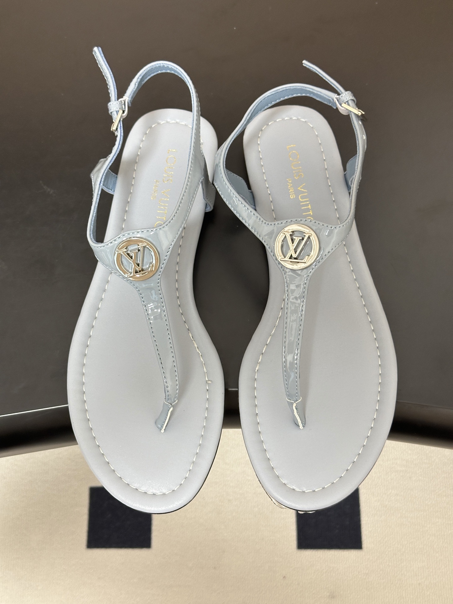 26ss夏季新配色 LOUIS VUITTON 路易威登 LV VIBE 夹趾人字拖鞋五金圆扣夹脚凉鞋本 26ss夏季新配色 LOUIS VUITTON 路易威登 LV VIBE 夹趾人字拖鞋五金圆扣夹脚凉鞋本