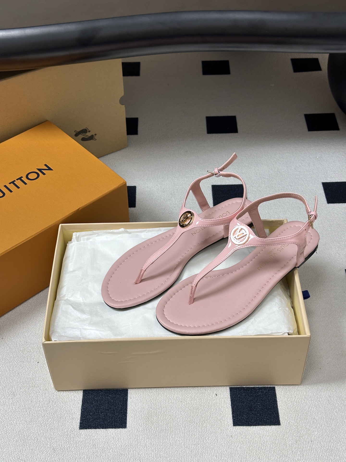 26ss夏季新配色 LOUIS VUITTON 路易威登 LV VIBE 夹趾人字拖鞋五金圆扣夹脚凉鞋本