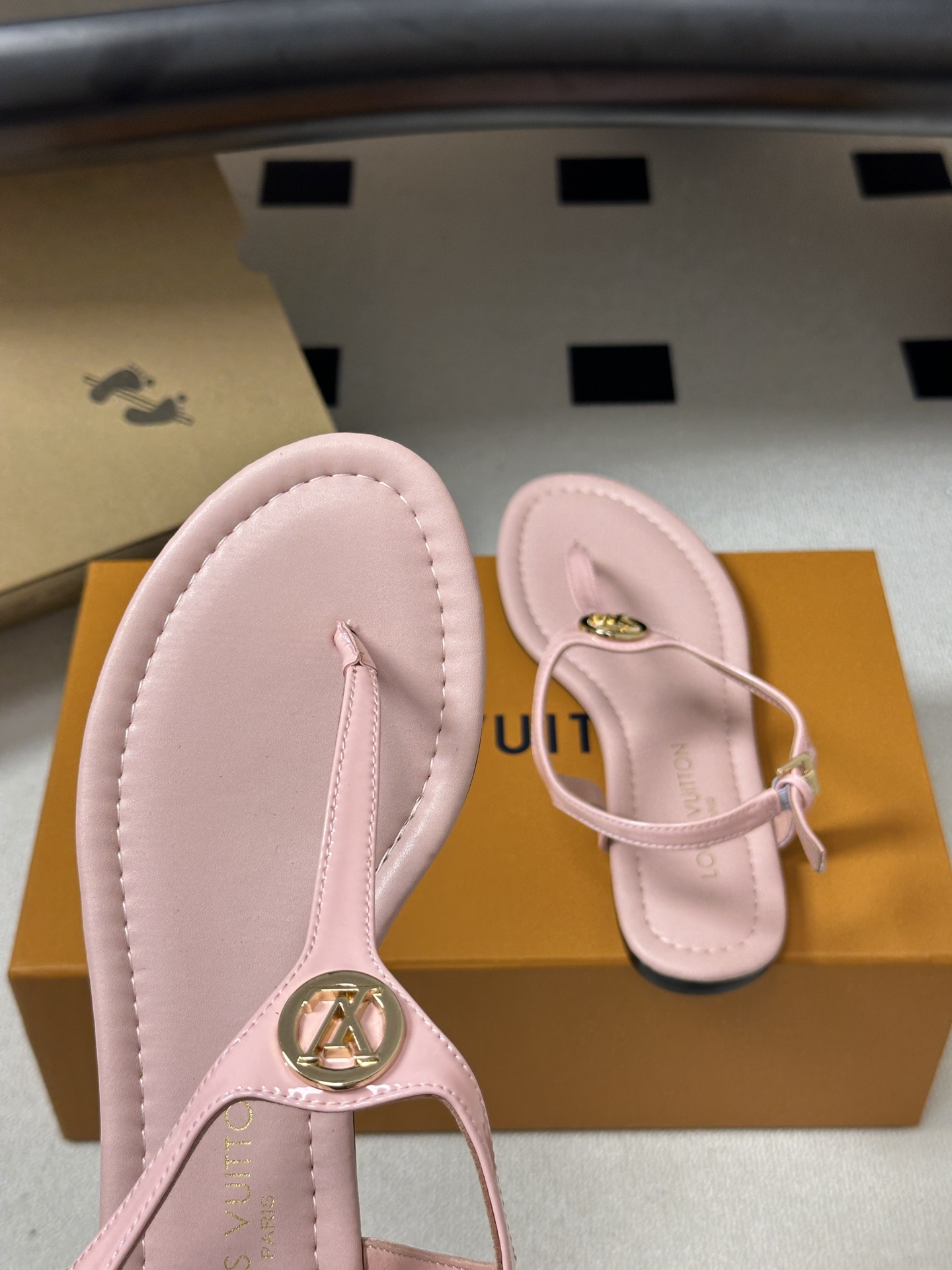 26ss夏季新配色 LOUIS VUITTON 路易威登 LV VIBE 夹趾人字拖鞋五金圆扣夹脚凉鞋本