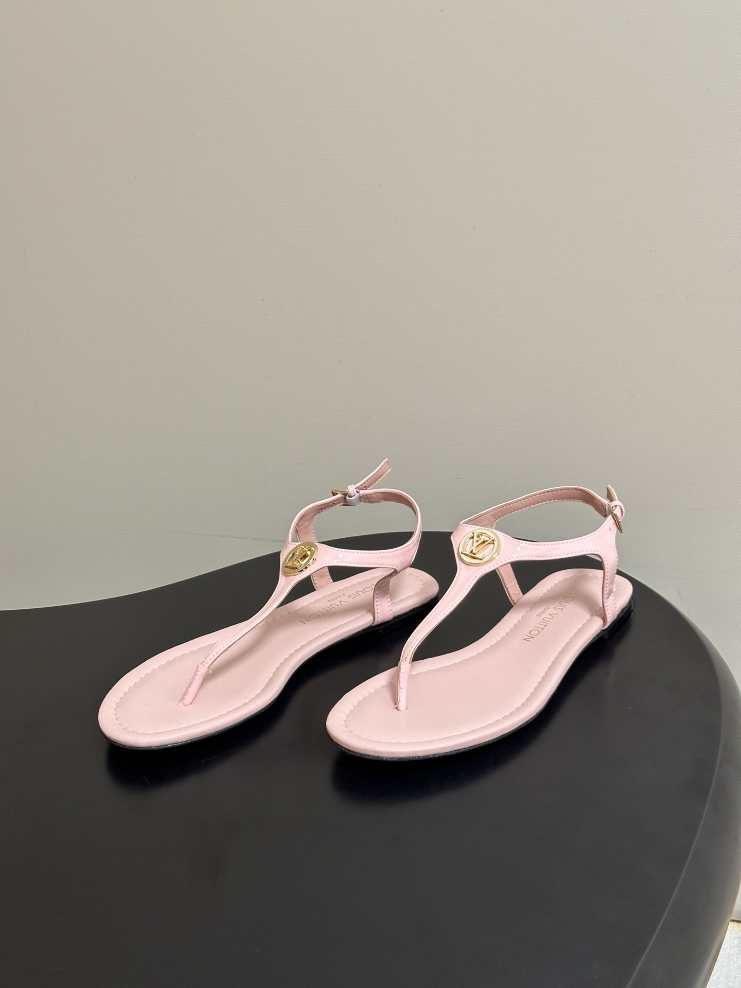 26ss夏季新配色 LOUIS VUITTON 路易威登 LV VIBE 夹趾人字拖鞋五金圆扣夹脚凉鞋本
