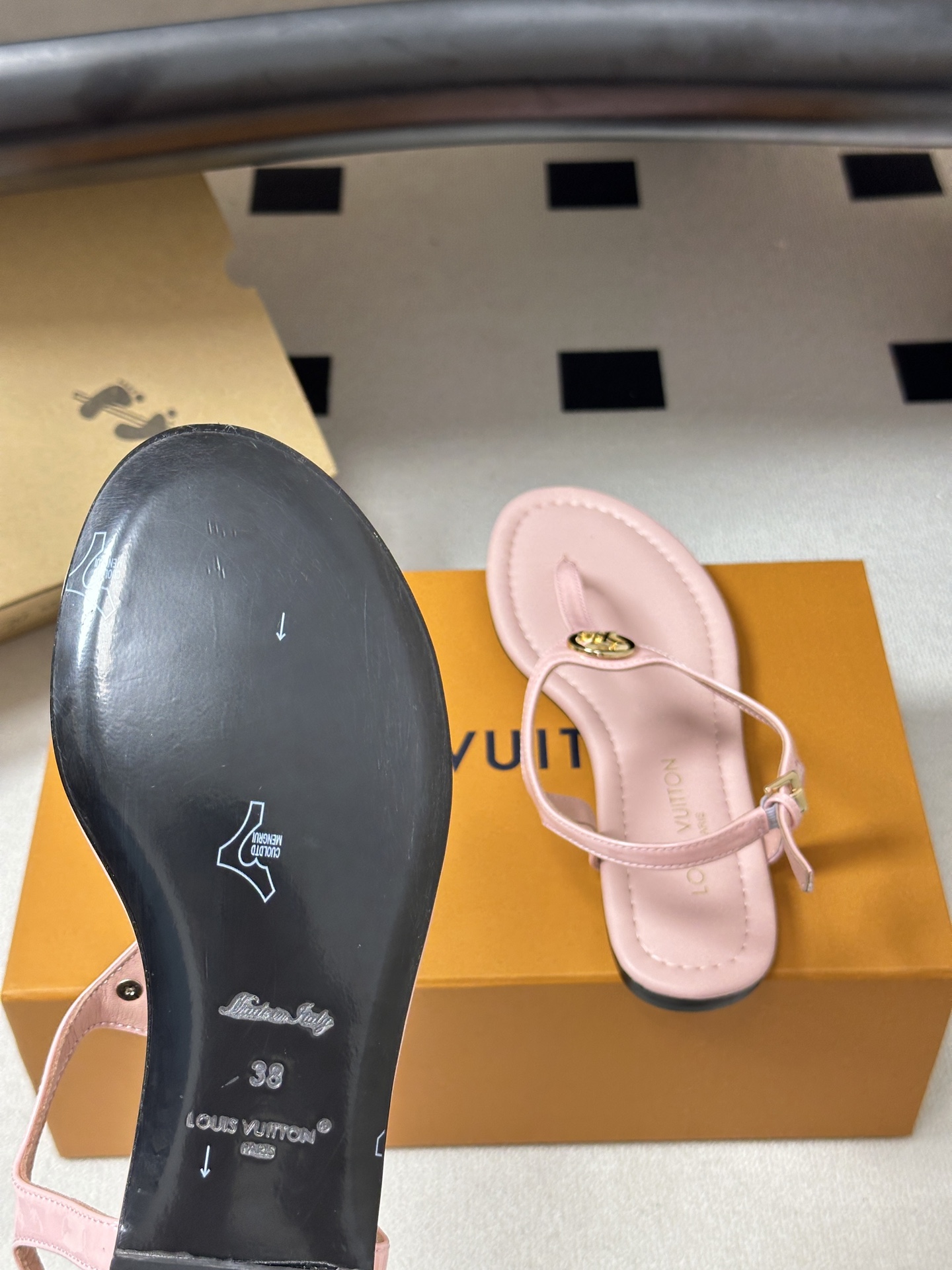 26ss夏季新配色 LOUIS VUITTON 路易威登 LV VIBE 夹趾人字拖鞋五金圆扣夹脚凉鞋本