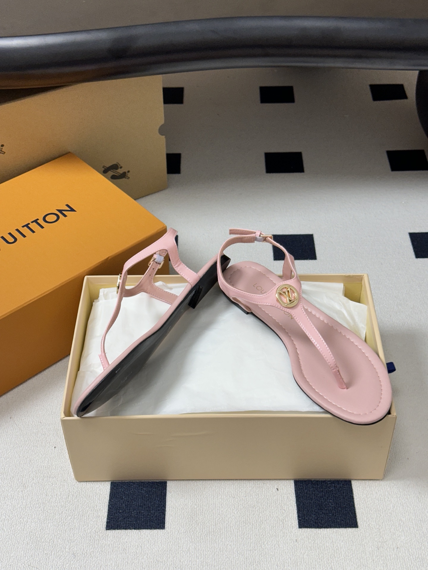 26ss夏季新配色 LOUIS VUITTON 路易威登 LV VIBE 夹趾人字拖鞋五金圆扣夹脚凉鞋本