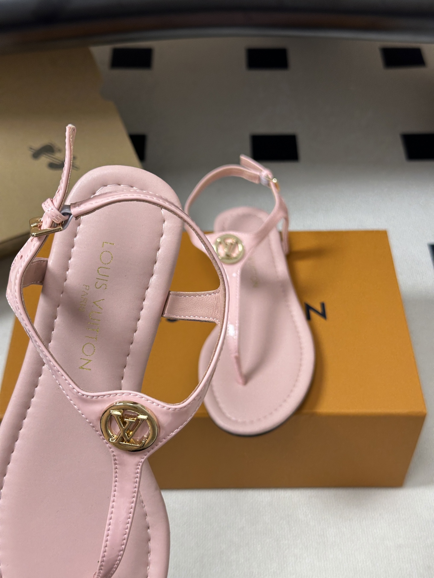 26ss夏季新配色 LOUIS VUITTON 路易威登 LV VIBE 夹趾人字拖鞋五金圆扣夹脚凉鞋本
