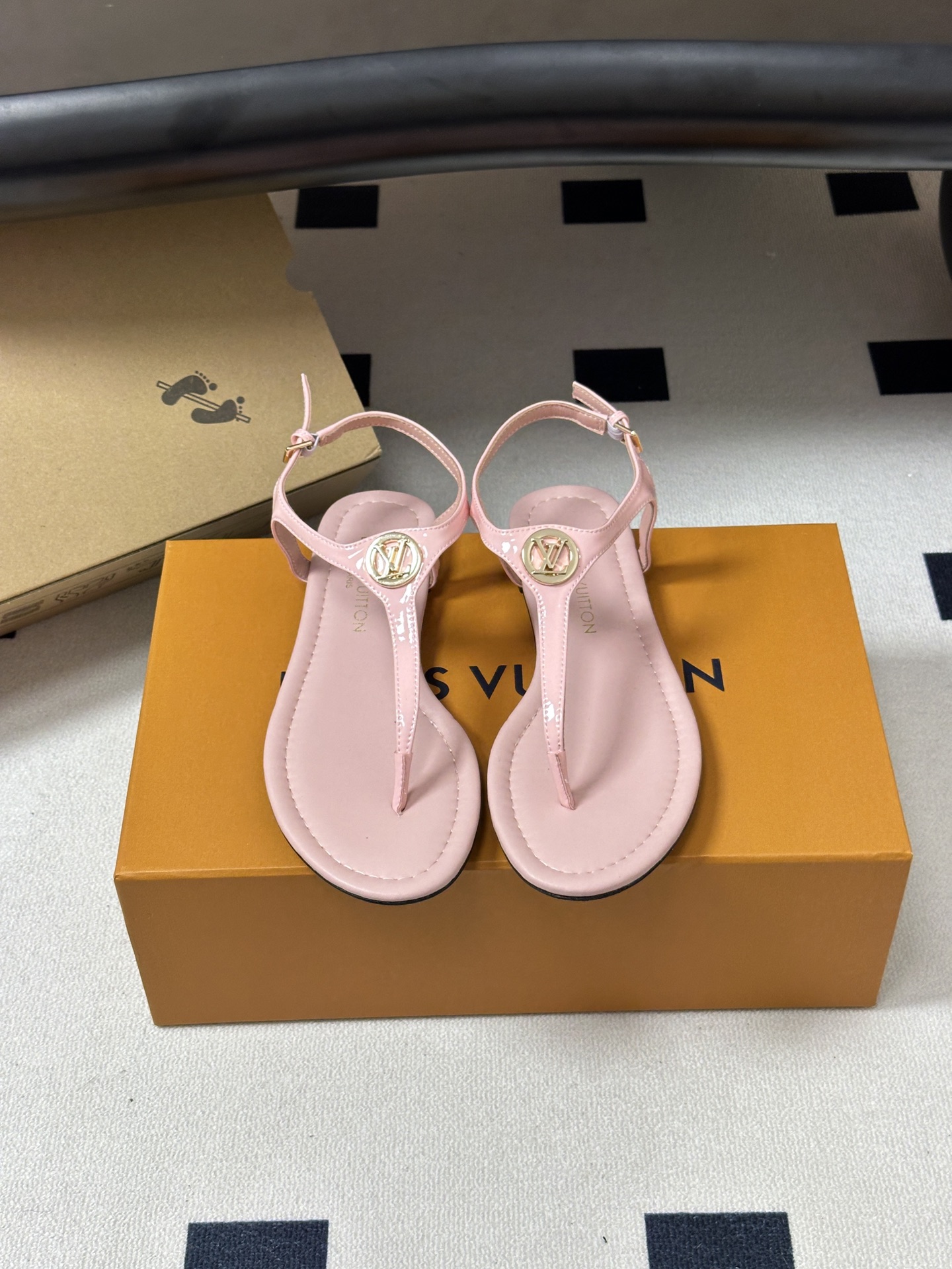 26ss夏季新配色 LOUIS VUITTON 路易威登 LV VIBE 夹趾人字拖鞋五金圆扣夹脚凉鞋本