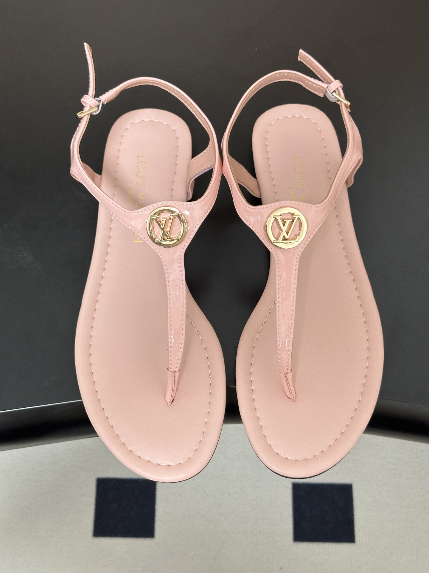 26ss夏季新配色 LOUIS VUITTON 路易威登 LV VIBE 夹趾人字拖鞋五金圆扣夹脚凉鞋本