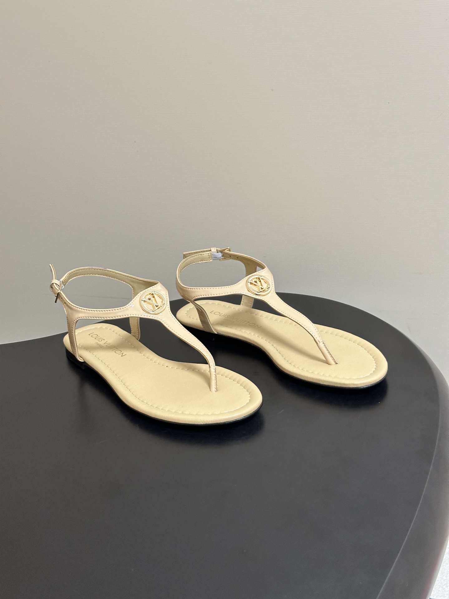 NO:875553,- 26ss new summer color LOUIS VUITTON Louis Vuitton LV VIBE flip-flops with hardware round buckles flip-flops. This LV Vibe flat flip-flops are made of soft sheepskin, with a rough metal chain surrounding the foot and ankle. The adjustable Monogram canvas back strap is equipped with a neat rectangular buckle. The elegant leather outsole completes the whole. Cowhide upper, sheepskin lining, Italian genuine leather outsole  Size 35-41 (40.41 customized, non-refundable), split-toe shoes, louis vuitton, louis vuitton, louis vuitton, sandals, slippers, cowhide, sheepskin, Leather soles19860909- 26ss夏季新配色 LOUIS VUITTON 路易威登 LV VIBE 夹趾人字拖鞋五金圆扣夹脚凉鞋 本款 LV Vibe 平底人字拖取材柔软羊皮革,以粗犷金属链条环绕足部与踝部.可调节Monogram 帆布后带搭配利落矩形搭扣.考究皮革外底完善整体. 鞋面牛皮 内里垫脚羊皮 鞋底意大利真皮大底 码数35-41（40.41定做不退换）,分趾鞋,louis vuitton,louis vuitton,louis vuitton,sandals,slippers,cowhide,sheepskin,Leather soles,Women's Shoes