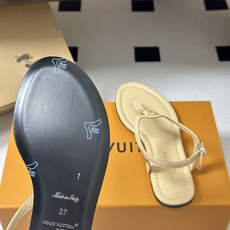 26ss夏季新配色 LOUIS VUITTON 路易威登 LV VIBE 夹趾人字拖鞋五金圆扣夹脚凉鞋本 26ss夏季新配色 LOUIS VUITTON 路易威登 LV VIBE 夹趾人字拖鞋五金圆扣夹脚凉鞋本