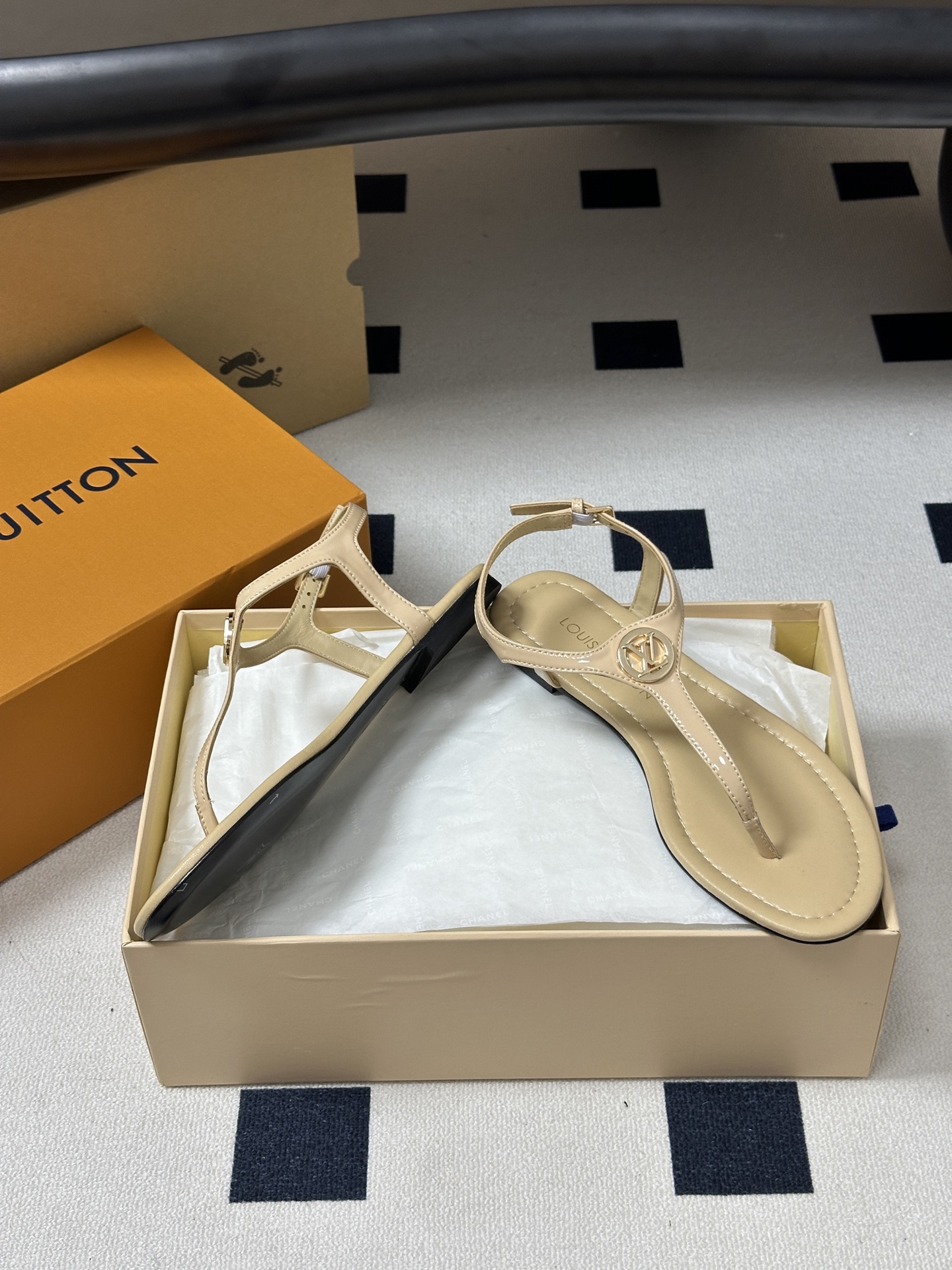 26ss夏季新配色 LOUIS VUITTON 路易威登 LV VIBE 夹趾人字拖鞋五金圆扣夹脚凉鞋本 26ss夏季新配色 LOUIS VUITTON 路易威登 LV VIBE 夹趾人字拖鞋五金圆扣夹脚凉鞋本