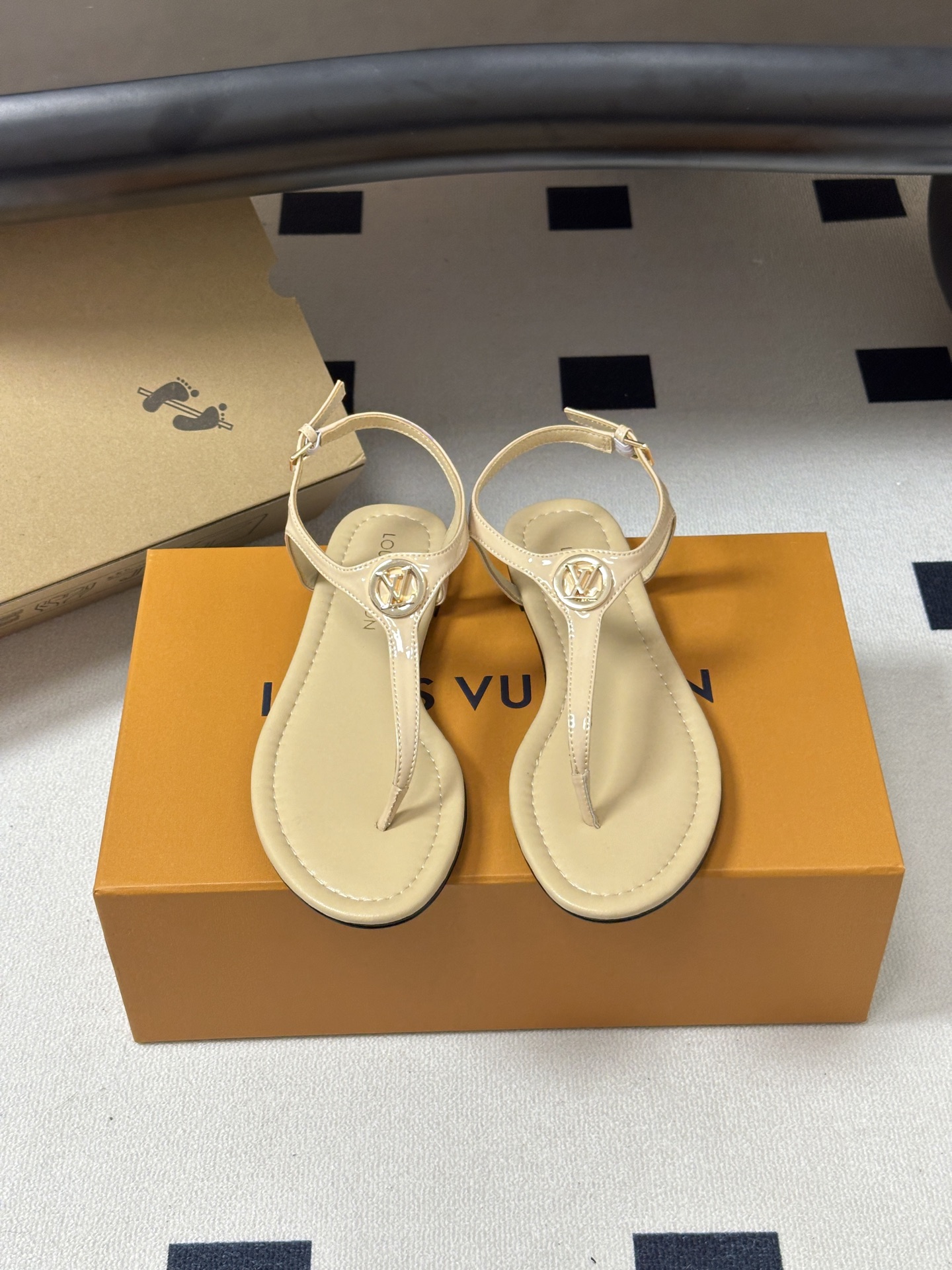 26ss夏季新配色 LOUIS VUITTON 路易威登 LV VIBE 夹趾人字拖鞋五金圆扣夹脚凉鞋本 26ss夏季新配色 LOUIS VUITTON 路易威登 LV VIBE 夹趾人字拖鞋五金圆扣夹脚凉鞋本